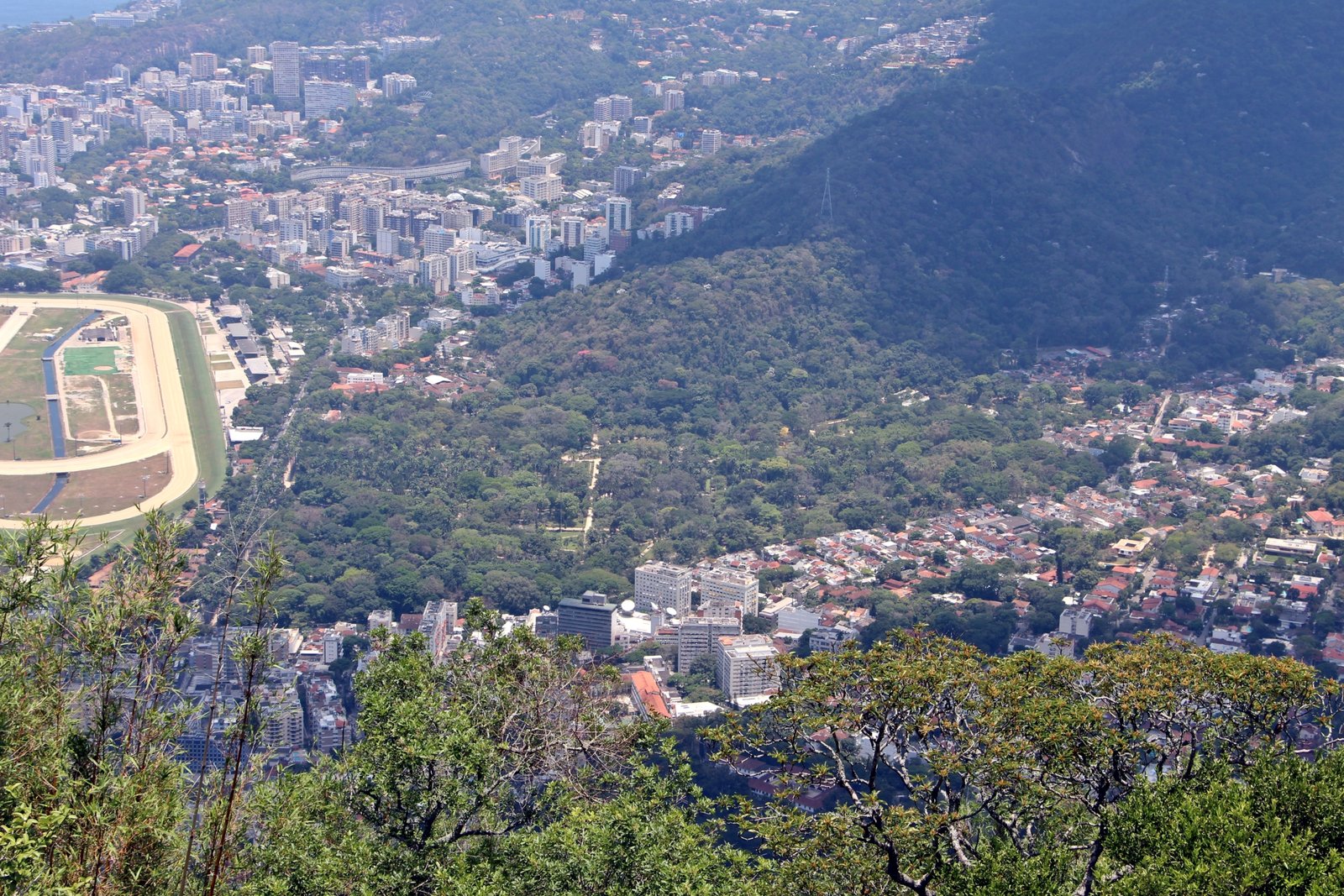 Infraestrutura e Serviços Locais na Rua Lopes Quintas, 292 – Jardim Botânico