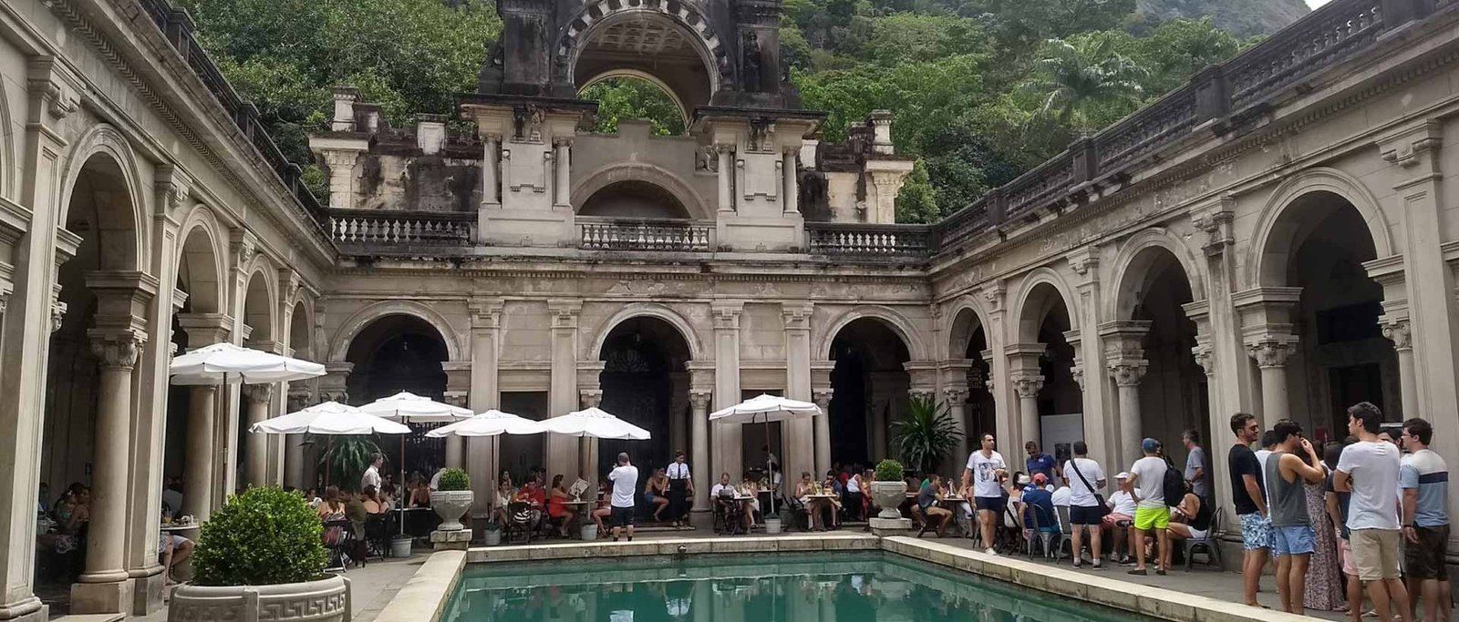 Infraestrutura e Serviços Locais na Avenida Ermanno Dallari 200 Barra da Tijuca